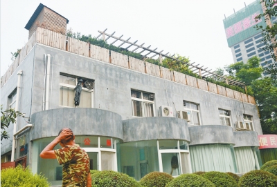 一樓是公廁，綠化后的樓頂開了個露天燒烤攤