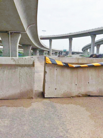  京廣快速路北延地面道路北三環(huán)入口處，一排石墩擋道，不讓入內(nèi)。