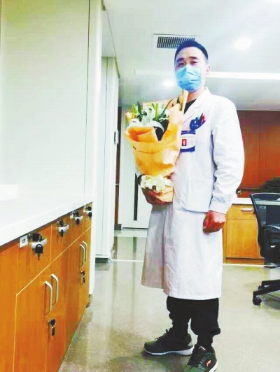 王運(yùn)明時(shí)常收到患者送來的花束，談起救人，他說都是身為醫(yī)生應(yīng)該做的。