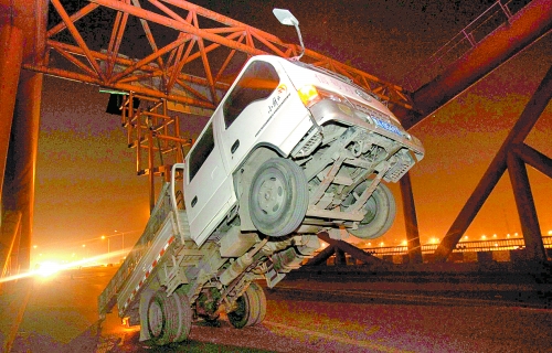 　車上升降機(jī)的工作臺被卡，車身前部高高翹起。