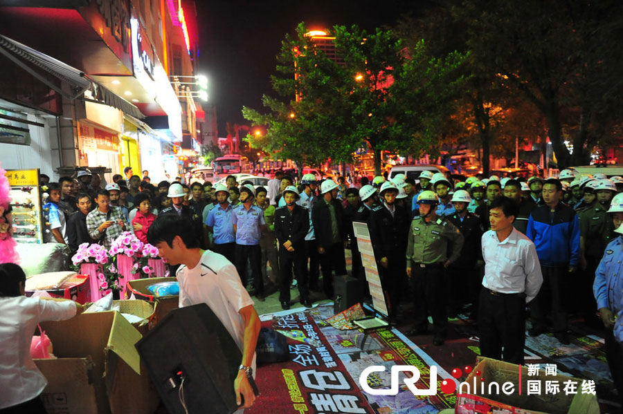 　2012年12月26日晚，海南省三亞市，三亞市綜合行政執(zhí)法局河西大隊(duì)近百名城管上街執(zhí)法。