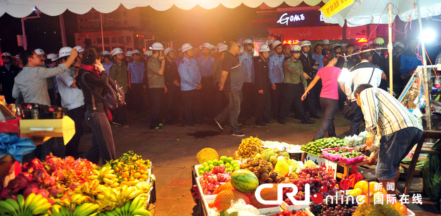 2012年12月26日晚，海南省三亞市，三亞市綜合行政執(zhí)法局河西大隊(duì)近百名城管上街執(zhí)法。