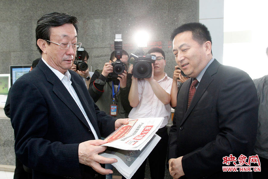 東方今報報社社長趙國平向河南省委書記、省人大常委會主任郭庚茂匯報東方今報的內(nèi)容、發(fā)行等情況 東方今報