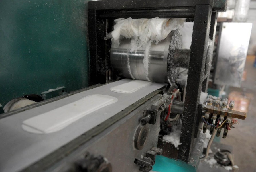 窩點制售山寨衛(wèi)生巾