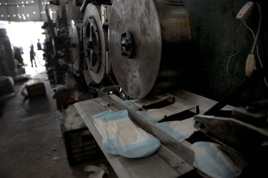 窩點制售山寨衛(wèi)生巾