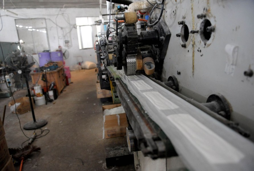 窩點制售山寨衛(wèi)生巾