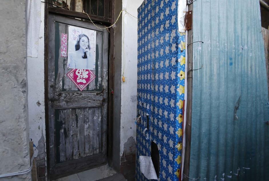 36歲的河南信陽打工者陳小龍在這里租了一間屋子住，2012年底開始，他偷偷在出租屋里挖地窖。