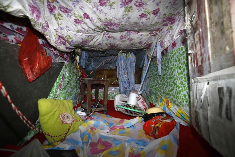 今年地窖挖成。6月12日22時左右，陳小龍在嘉興市經(jīng)濟技術(shù)開發(fā)區(qū)(國際商務區(qū))玉都豪匯KTV門口，以拉客為由，將18歲安徽女孩郭某，用三輪電動車載到僻靜處，以水果刀、電棍威脅，將她雙手雙腳綁住，嘴巴封住。強行帶到出租屋地窖內(nèi)，用鎖鏈鎖住。期間，陳小龍多次強奸女孩。