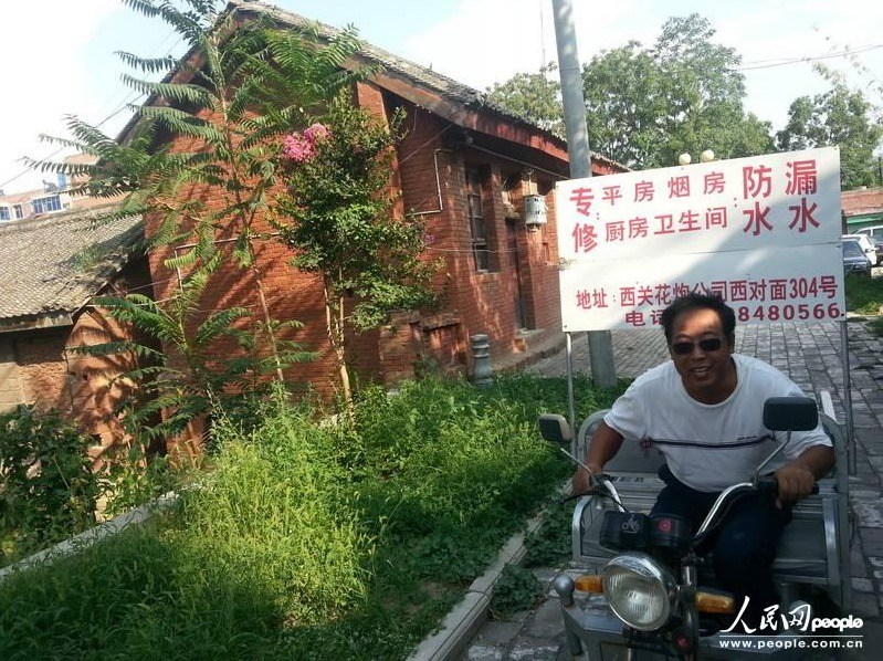 圖為縣委大院依然沒有配備專職保安，群眾可以隨意進(jìn)入。圖片來源：人民網(wǎng)