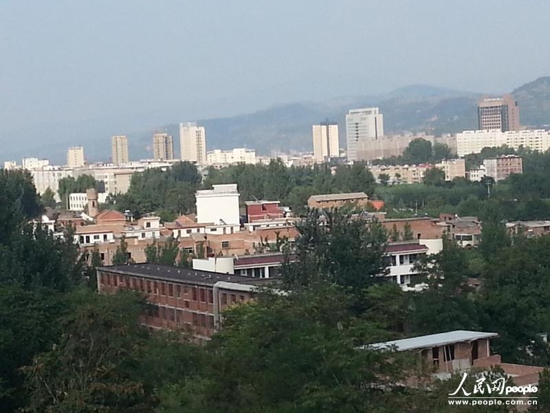 圖為盧氏縣委的土坯辦公房在高樓林立的縣城很不起眼。圖片來源：人民網(wǎng)