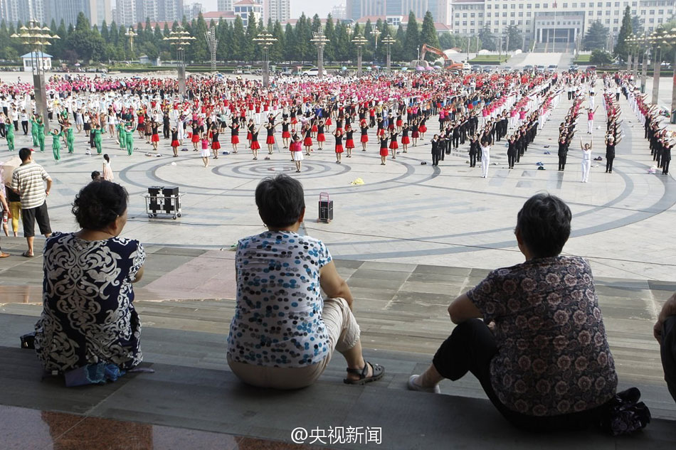 河南駐馬店兩千人高溫下齊跳廣場(chǎng)舞 河南駐馬店兩千人高溫下齊跳廣場(chǎng)舞