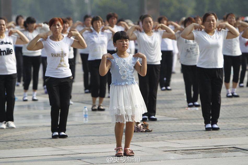 河南駐馬店兩千人高溫下齊跳廣場(chǎng)舞 河南駐馬店兩千人高溫下齊跳廣場(chǎng)舞