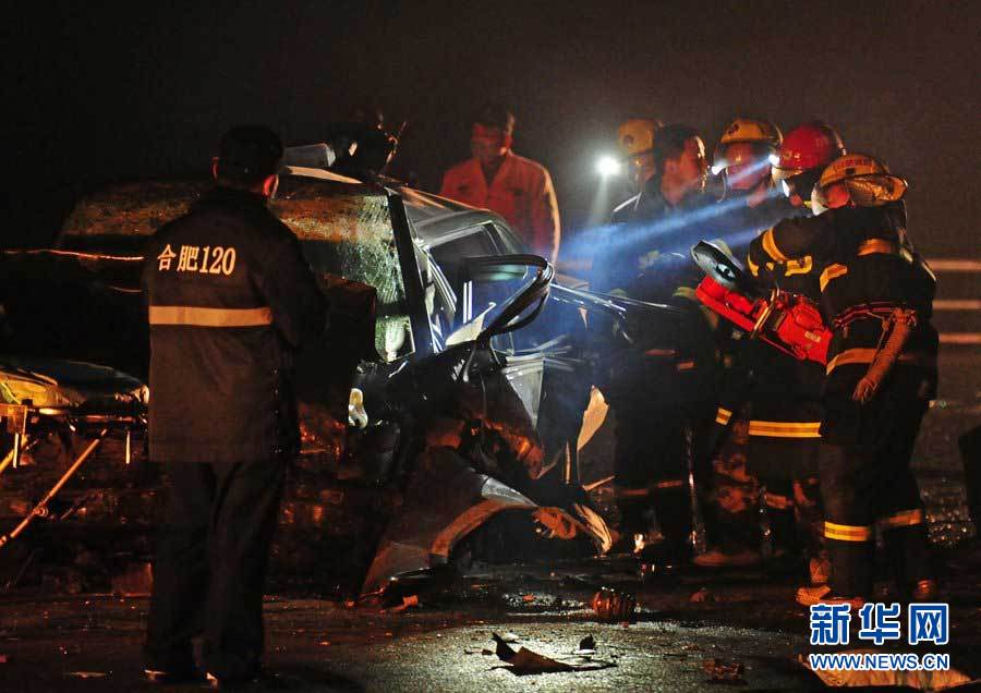 2013年1月9日，合肥，事故現(xiàn)場(chǎng)，兩輛受損車(chē)輛已經(jīng)全部變形