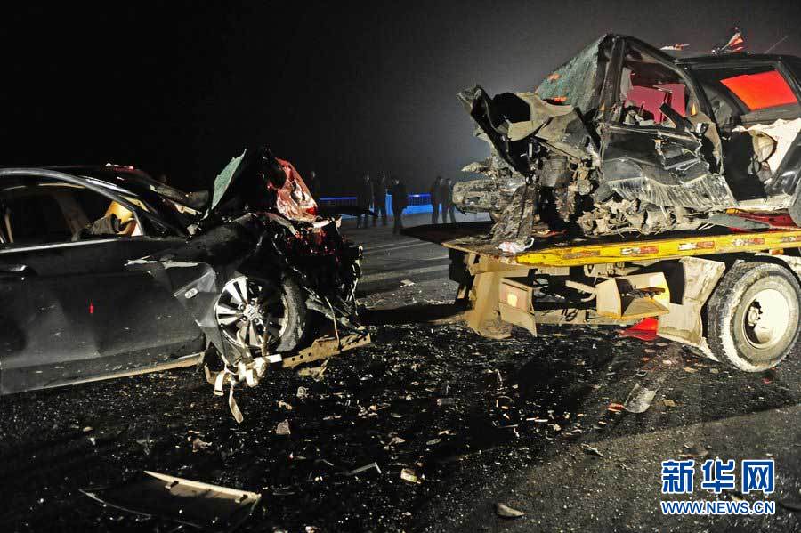 2013年1月9日，合肥，事故現(xiàn)場(chǎng)，兩輛受損車(chē)輛已經(jīng)全部變形