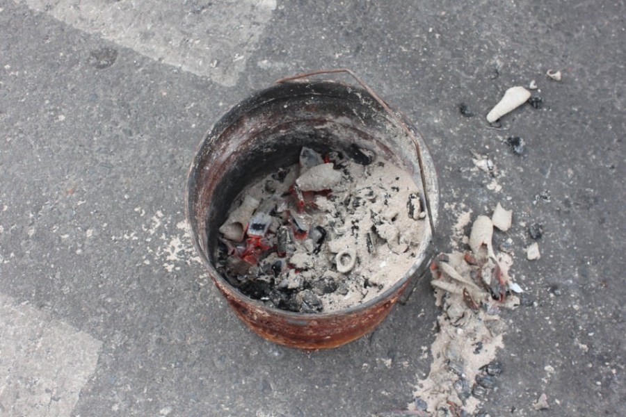 司機(jī)夜抵收費(fèi)站被攔 次日困死車(chē)內(nèi)