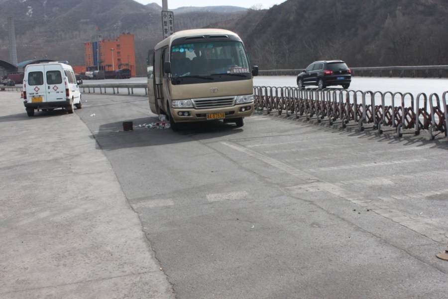 司機(jī)夜抵收費(fèi)站被攔 次日困死車(chē)內(nèi)