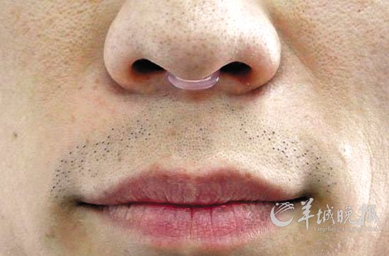 上海交警試戴隱形口罩抗霧霾 不影響吹哨喊話 上海交警試戴隱形口罩抗霧霾 不影響吹哨喊話