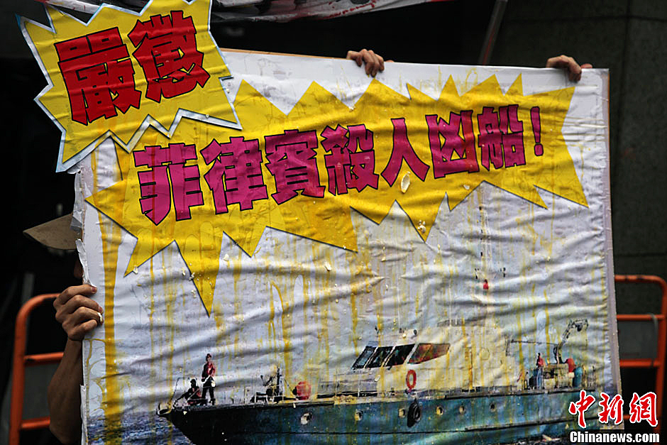 圖為一個抗議紙板蛋痕累累，持板人躲在紙板后面。中新社發(fā) 董會峰/攝