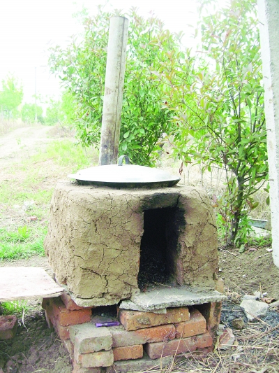 簡易的鍋灶。任國勇攝