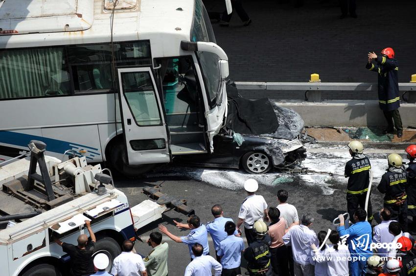 北京大客車追尾碾壓奧迪司機被困車中。