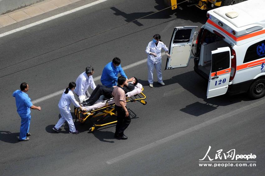 北京大客車追尾碾壓奧迪司機被困車中。