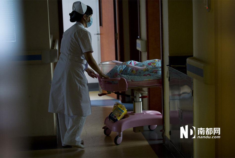 新生男嬰頭腳對(duì)折被棄公廁 新生男嬰頭腳對(duì)折被棄公廁