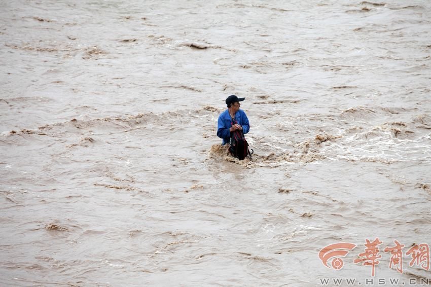 消防官兵試圖將救援的繩索扔到河中央，然而嘗試幾次都失敗。此時(shí)，河水已經(jīng)淹沒到四周，男子在一平方米的“