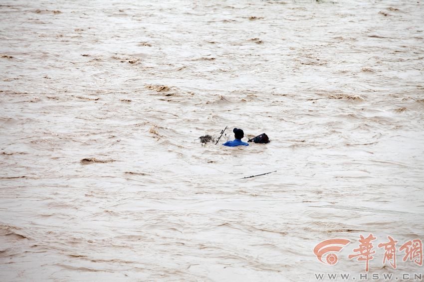 消防官兵試圖將救援的繩索扔到河中央，然而嘗試幾次都失敗。此時(shí)，河水已經(jīng)淹沒到四周，男子在一平方米的“