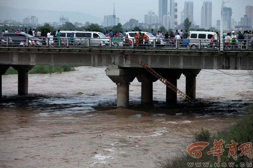 男子被洪水沖走。