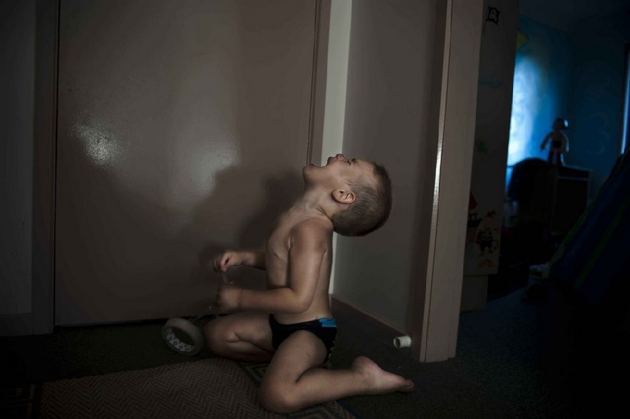 年輕單親媽媽的艱難生活 年輕單親媽媽的艱難生活