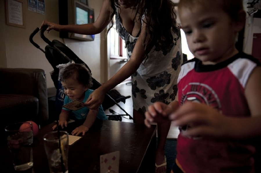 年輕單親媽媽的艱難生活 年輕單親媽媽的艱難生活