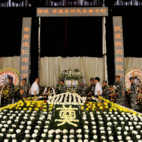 送別救災犧牲戰(zhàn)士