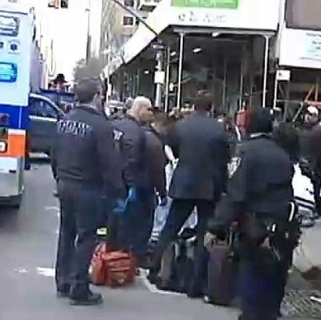 女子人行道產(chǎn)下女?huà)? title=