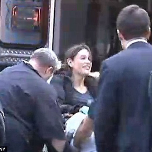 女子人行道產(chǎn)下女?huà)? title=