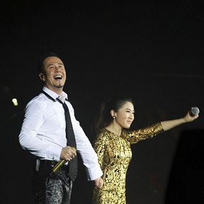 楊坤個唱駕哈雷登臺