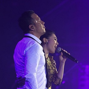 楊坤個唱駕哈雷登臺