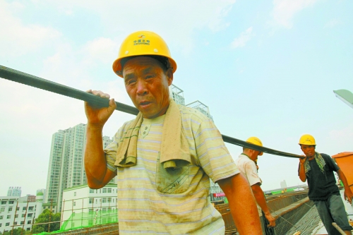 農(nóng)民工工作辛苦，權(quán)益理應(yīng)有保障。