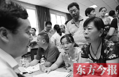 帶著孩子小升初的諸多疑問，眾多家長（右）向教育部門咨詢