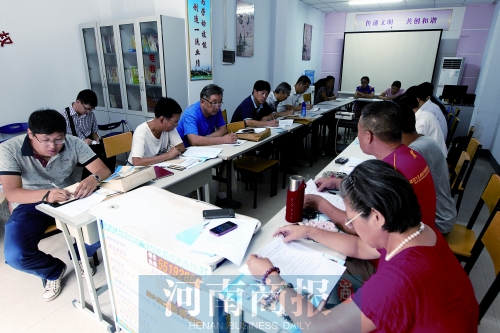 消費者代表和旁聽人員走進社區(qū)，聽取市民關(guān)于鄭州地鐵的意見和建議