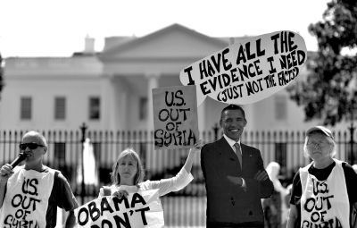 2日，反戰(zhàn)人士在白宮前高舉標語，抗議美國可能對敘動武。