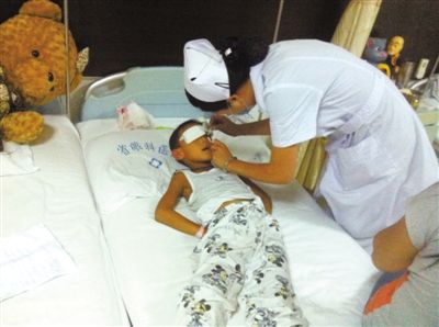 昨日傍晚，山西省眼科醫(yī)院醫(yī)生給斌斌點(diǎn)了兩次“眼藥水”。