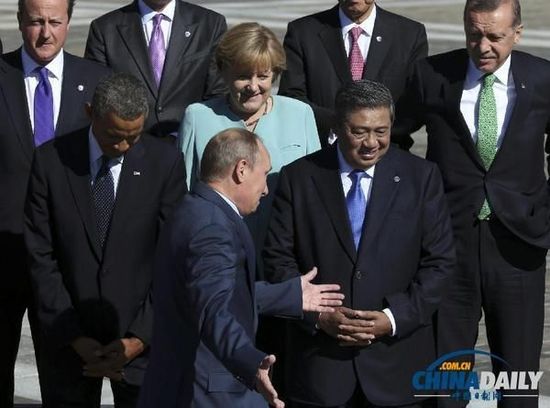 奧巴馬低頭不看普京，普京也閉眼做鬼臉并攤手表無奈。