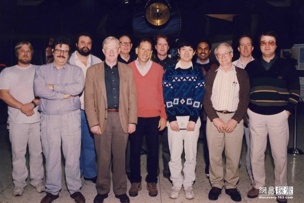 圖為照顧旅行者的工作人員。