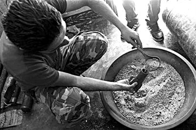 10日，敘反對(duì)派人員正在制作武器。