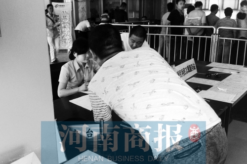 戴著耳機工作，挺“愜意”