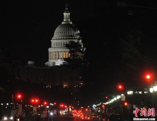 入夜后國會山前警燈一片，加強警戒。中新社發(fā) 德永健 攝