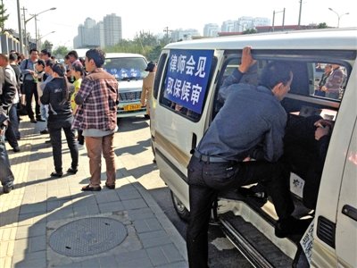 昨日，朝陽(yáng)區(qū)看守所門(mén)前有人排隊(duì)。大門(mén)外還停有多輛寫(xiě)有“律師會(huì)見(jiàn)”字樣的車(chē)。