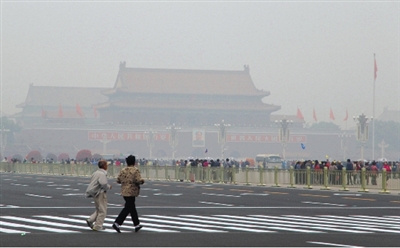 9月29日，游客行走在天安門廣場西側(cè)路上，當日霧霾嚴重。