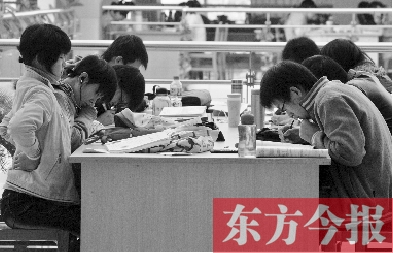 專家認(rèn)為，內(nèi)地高校對學(xué)生創(chuàng)造性、自主性的培養(yǎng)不及港校