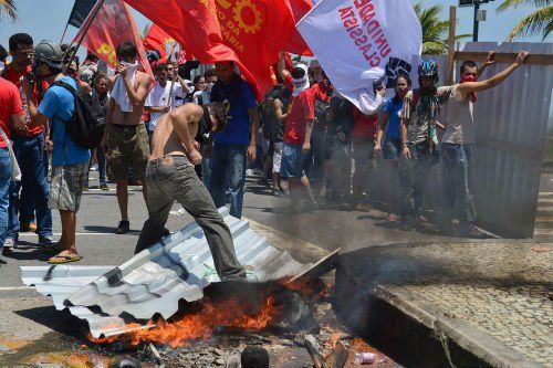 當?shù)貢r間10月21日，巴西里約熱內盧近海一座油田舉行開采權競標，引發(fā)示威者抗議，與負責安保的大量配槍巡邏士兵發(fā)生沖突。 CFP